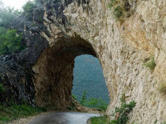  Durchfahrt durch die Felsen an der Hochstraße über das Durmitor Massiv. Der das Massiv umschließende Durmitor-Nationalpark gehört zum UNESCO-Weltnaturerbe. Pluzine, Montenegro, Südosteuropa, Europa *** Passage through the Rocks to the Highway via the Durmitor massive the the massive enclosing Durmitor National Park belongs to to Unesco World Natural Heritage Plucine, Montenegro, Southeastern Europe, Europe Copyright: imageBROKER/Be iblmbk09485696.jpg