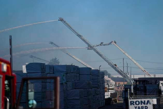 August 11, 2023, Toronto, ON, Canada: Firefighters battle a major out-of-control blaze at an industrial site in west-end Toronto on Friday, Aug.11, 2023. Toronto Canada  - ZUMAc35_ 20230811_zaf_c35_003 Copyright: xArlynxMcadoreyx