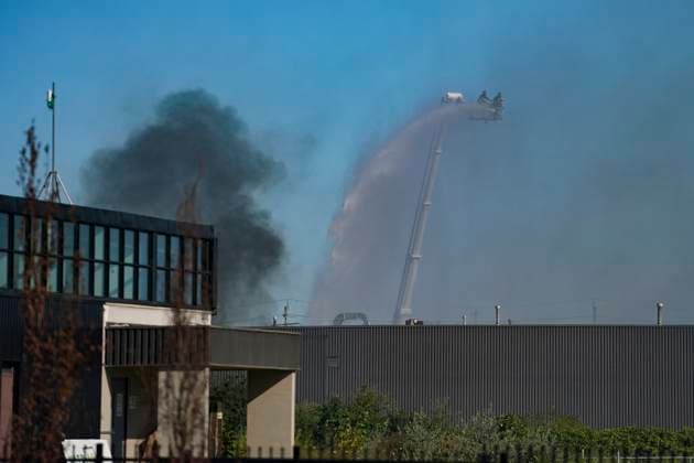 August 11, 2023, Toronto, ON, Canada: Firefighters battle a major out-of-control blaze at an industrial site in west-end Toronto on Friday, Aug.11, 2023. Toronto Canada  - ZUMAc35_ 20230811_zaf_c35_006 Copyright: xArlynxMcadoreyx