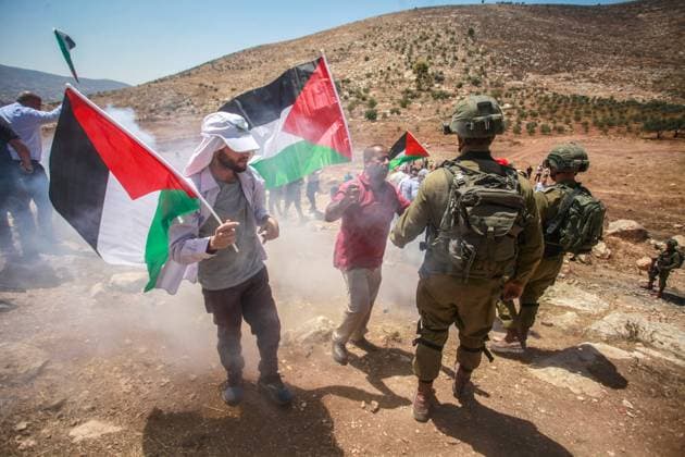 Bilder des Jahres 2023, News 08 August News Themen der Woche KW32 News Bilder des Tages August 11, 2023, Nablus, West Bank, Palestine: Israeli soldiers suppress Palestinian protesters with tear gas, during the demonstration against Israeli settlements in the village of Beit Dajan near the West Bank city of Nablus. Nablus Palestine - ZUMAs197 20230811_aaa_s197_148 Copyright: xNasserxIshtayehx