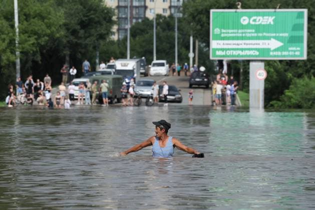 Bilder des Jahres 2023, News 08 August News Themen der Woche KW32 News Bilder des Tages RUSSIA, PRIMORYE REGION - AUGUST 12, 2023: A local man walks in a flooded neighbourhood of the city of Ussuriysk where a dam failure has occurred. Yuri Smityuk TASS  61022780