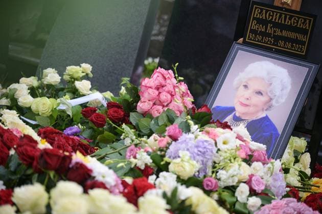 Bilder des Jahres 2023, Entertainment 08 August Entertainment Themen der Woche KW32 Russia Actress Vasilyeva Death 8494829 12.08.2023 A view shows the grave of People s Artist of the Soviet Union, actress Vera Vasilyeva after her funeral at Novodevichy Cemetery in Moscow, Russia. Famous Soviet and Russian actress Vasilyeva, who appeared in over 40 roles in film and more than 60 on stage during her long artistic career, died at the age of 97 on August 9. Vladimir Astapkovich Sputnik Moscow Russia  Copyright: xVladimirxAstapkovichx