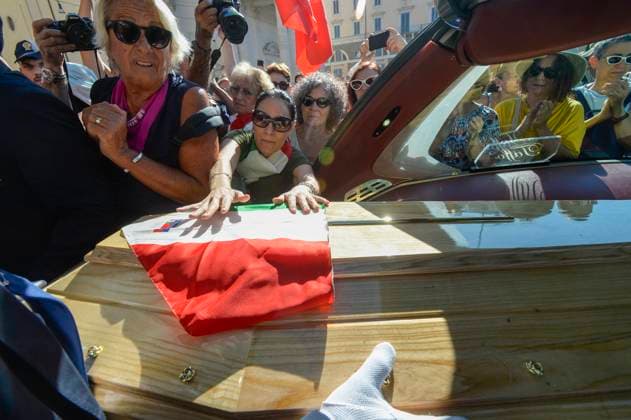 Bilder des Jahres 2023, Entertainment 08 August Entertainment Themen der Woche KW32 Entertainment Bilder des Tages Piazza del Popolo Church of the Artists, funeral of Michela Murgia ROME - Piazza del Popolo Church of the Artists, funeral of Michela Murgia in the photo a woman places the ANPI handkerchief on the coffin Editorial Usage Only ROME Italy  Copyright: xIPA ABACAx BRIPA20230812_234 IPA ABACAx BRIPA20230812_234