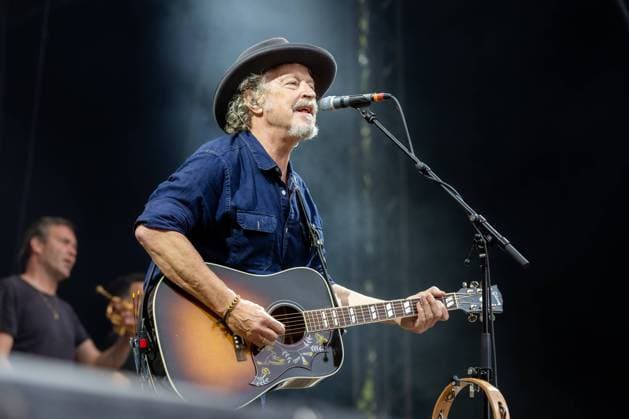 Wolfgang NIEDECKEN (Gesang) von der Kölner Mundart Rock Band NIEDECKENS BAP beim Live Auftritt auf der Kunst!Rasen Bühne - Der Kunst!Rasen in Bonn Gronau ist eine über 10 Jahre beliebte Sommer Open Air Konzertreihe am Rande der Rheinaue am Bonner Rheinufer. Eine Veranstaltung der ELHartz Promotion GmbH 12.08.2023 Bonn Gronau NRW Deutschland *** Wolfgang NIEDECKEN vocals from the Cologne dialect rock band NIEDECKENS BAP performing live on the Kunst Rasen stage The Kunst Rasen in Bonn Gronau is a popular summer open air concert series on the edge of the Rheinaue on the banks of the Rhine in Bonn for over 10 years An event of ELHartz Promotion GmbH 12 08 2023 Bonn Gronau NRW Germany