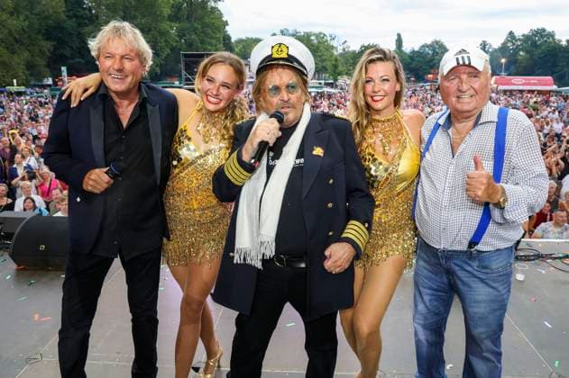 Bilder des Jahres 2023, Entertainment 08 August Entertainment Themen der Woche KW32 Bernhard Brink, Frank Zander, Uli Wegner und die Tänzerinnen Jeany und Claudia beim 11. SchlagerOlymp 2023 im Strandbad Lübars. Berlin, 12.08.2023 *** Bernhard Brink, Frank Zander, Uli Wegner and the dancers Jeany and Claudia at the 11 SchlagerOlymp 2023 at the lido Lübars Berlin, 12 08 2023 Foto:xB.xDummerx xFuturexImage