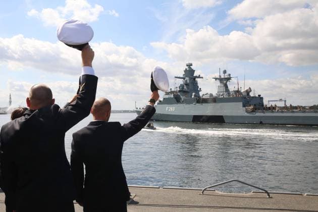 News Bilder des Tages Die Korvette Oldenburg der Deutschen Marine verlässt am Sonntag (13.08.2023) im Ostseebad Warnemünde im Rahmen der Hanse Sail den Marinestützpunkt Hohe Düne. Das Schiff wird in den kommenden Monaten an dem mandatierten Auslandseinsatz UNIFIL (United Nations Interim Force in Lebanon) vor der libanesischen Küste und an der NATO-Unterstützungsmission Ägäis teilzunehmen. Dabei wird die Korvette u.a. in der Ägäis den Einsatzgruppenversorger Frankfurt am Main ablösen, um ein Lagebild über Flüchtlingsbewegungen und Schleuseraktivitäten sicherzustellen. Dazu wird sie ein Teil des NATO-Verbandes SNMG 2 (Standing NATO Maritime Group 2) und dient als deren Flaggschiff. Ende Januar 2024 wird die Korvette Oldenburg dann durch die Korvette Ludwigsha