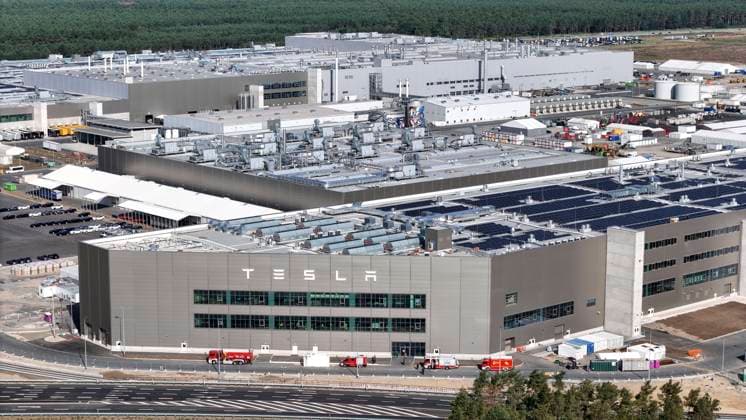 Tesla Giga Factory Gruenheide, 13.08.2023 - Tesla Gigafactory 4, Batteriefabrik im Vordergrund. Gruenheide Brandenburg Deutschland *** Tesla Giga Factory Gruenheide, 13 08 2023 Tesla Gigafactory 4, battery factory in the foreground Gruenheide Brandenburg Germany