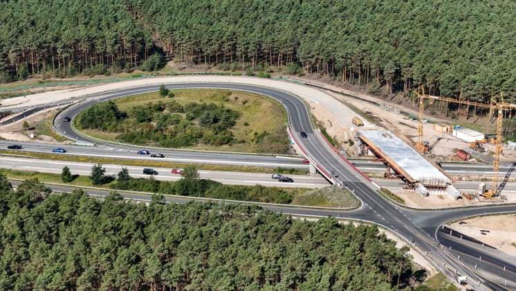 Tesla Giga Factory Gruenheide, 13.08.2023 - Zum besseren Anschluss an Teslas Gigafactory und des Gueterverkehrszentrums ,GVZ, wird die Anschlussstelle Freienbrink an der Autobahn A 10 erweitert. Gruenheide Brandenburg Deutschland *** Tesla Giga Factory Gruenheide, 13 08 2023 For a better connection to Teslas Gigafactory and the Gueterverkehrszentrum ,GVZ, the Freienbrink junction on the A 10 freeway will be extended Gruenheide Brandenburg Germany