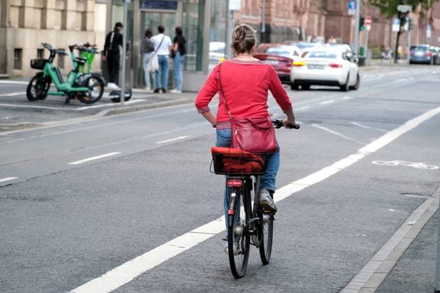 Düsseldorf 13.08.2023 Fahrradfahrer Fahrradfahren Verkehrskreuzung Mobilitätswende Fahrrad Unfallgefahr Unfallversicherung Fahrradweg Düsseldorf Nordrhein-Westfalen Deutschland *** Düsseldorf 13 08 2023 cyclist cycling traffic intersection mobility turn bicycle accident danger accident insurance bicycle lane Düsseldorf North Rhine Westphalia Germany