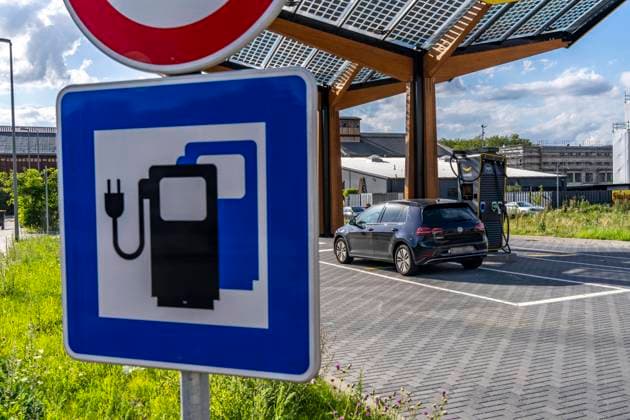 E-Tankstelle auf dem Gelände der ehemaligen Zeche Lohberg in Dinslaken, 4 300-KW-Schnellladesäulen, vom Anbieter Fastend, der Ladestrom stammt aus erneuerbaren Energien, ein Teil davon aus dem Photovoltaik-Dach der E-Tanke, NRW, Deutschland E-Tankstelle *** E filling station on the site of the former Lohberg colliery in Dinslaken, 4 300 KW fast charging columns, from the supplier Fastend, the charging current comes from renewable energies, part of it from the photovoltaic roof of the E filling station, NRW, Germany E filling station