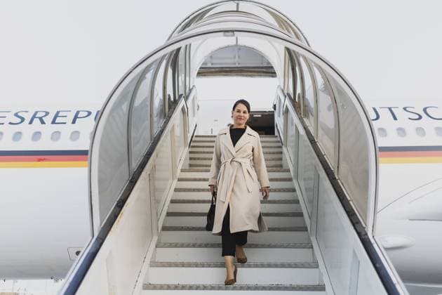 Bilder des Jahres 2023, News 08 August News Themen der Woche KW33 News Bilder des Tages News Themen der Woche KW32 Annalena Baerbock (Buendnis 90 Die Gruenen), Bundesaussenministerin, aufgenommen nach einer ausserplanmaessigen Landung in Abu Dhabi, 14.08.2023. Aufgrund eines Defekts der Landeklappen an der Regierungsmaschine A340 musste das Flugzeug nach dem Tankstopp in Abu Dhabi an gleicher Stelle erneut landen. Das Flugzeug sollte Aussenministerin Baerbock zu einer mehrtaegigen Delegationsreise nach Australien, Neuseeland und Fidschi bringen. Abu Dhabi Vereinigte Arabische Emirate *** Annalena Baerbock Buendnis 90 Die Gruenen , German Foreign Minister, photographed after an unscheduled landing in Abu Dhabi, 14 08 2023 Due to a defect in the landing flaps on the government aircraft A340, the plane had to land again at the same place after the refueli Copyright: xFlorianxGaertnerx