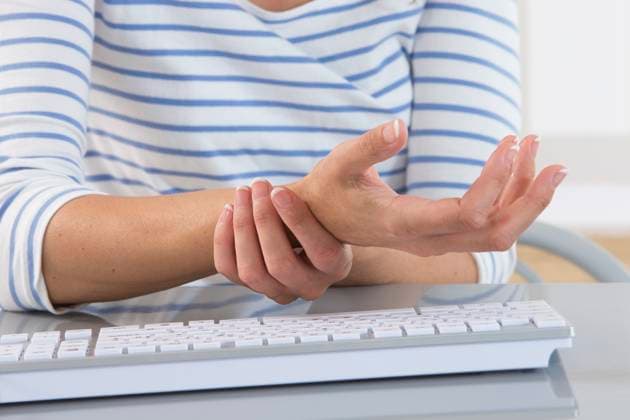 WOMAN WITH PAINFUL WRIST Woman suffering from wrist pain. Copyright: xCHASSENETx xBSIPx 014754_024 Bsip_014754_024