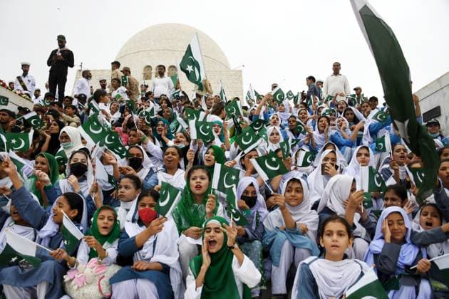 News Themen der Woche KW33 News Bilder des Tages Pakistan, Feierlichkeiten zum Unabhängigkeitstag (230814) -- KARACHI, Aug. 14, 2023 -- People attend a ceremony at the mausoleum of the founder of Pakistan Muhammad Ali Jinnah to mark the 76th anniversary of national independence in southern Pakistan s Karachi on Aug. 14, 2023. (Str Xinhua) PAKISTAN-KARACHI-INDEPENDENCE DAY-CELEBRATIONS AhmadxKamal 