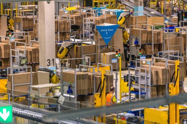 Eine Logistikhalle des Versandhändlers Amazon. Hier der Standort LEJ 1 in Leipzig. Amazon Spende *** A logistics hall of the mail order company Amazon Here the location LEJ 1 in Leipzig Amazon donation