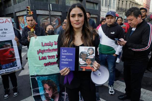 Mexiko Stadt, Protest von Feministinnen Feminists Demonstrate Outside The National Palace; Demand That The Mexican President Not Victimise Himself Alessandra Rojo De la Vega, activist, accompanied by various feminist collectives and relatives of victims of feminicide, demonstrates near the National Palace in Mexico City, in an attempt to deliver two books on feminism and to explain to the President of Mexico, Andres Manuel Lopez Obrador, What is gender-based political violence and demand that he does not victimise himself after the criticism of the president by women from the opposition, since, they say, it is women who suffer daily from different types of violence such as physical, psychological, symbolic, sexual, patrimonial, economic or feminicide violence, unlike men. Mexic  Copyright: xGerardoxVieyrax originalFilename: vieyra-notitle230814_np0i4.jpg