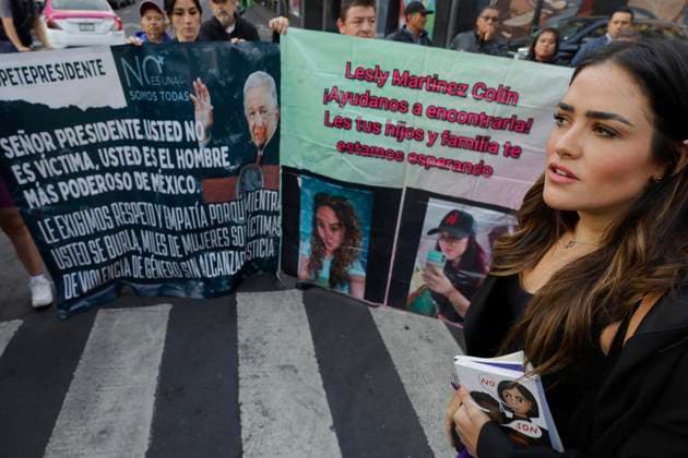 Mexiko Stadt, Protest von Feministinnen Feminists Demonstrate Outside The National Palace; Demand That The Mexican President Not Victimise Himself Alessandra Rojo De la Vega, activist, various feminist collectives and relatives of victims of feminicide, are demonstrating near the National Palace in Mexico City, in an attempt to deliver two books on feminism and explain to the president of Mexico, Andres Manuel Lopez Obrador, what political gender violence is, and to demand that he does not victimise himself after criticisms of the president by the opposition, What is gender-based political violence and demand that he does not victimise himself after the criticism of the president by women from the opposition, since, they say, it is women who suffer daily from different types of v  Copyright: xGerardoxVieyrax originalFilename: vieyra-notitle230814_npMV7.jpg
