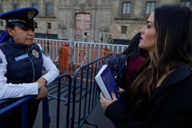 Mexiko Stadt, Protest von Feministinnen Feminists Demonstrate Outside The National Palace; Demand That The Mexican President Not Victimise Himself Alessandra Rojo De la Vega, activist, accompanied by various feminist collectives and relatives of victims of feminicide, demonstrates outside the National Palace in Mexico City, in an attempt to deliver two books on feminism and to explain to the president of Mexico, Andres Manuel Lopez Obrador, What is gender-based political violence and demand that he does not victimise himself after the criticism of the president by women from the opposition, since, they say, it is women who suffer daily from different types of violence such as physical, psychological, symbolic, sexual, patrimonial, economic or feminicide violence, unlike men. Me  Copyright: xGerardoxVieyrax originalFilename: vieyra-notitle230814_npSRS.jpg