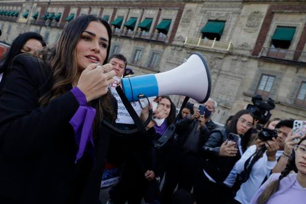 Mexiko Stadt, Protest von Feministinnen Feminists Demonstrate Outside The National Palace; Demand That The Mexican President Not Victimise Himself Alessandra Rojo De la Vega, activist, accompanied by various feminist collectives and relatives of victims of feminicide, demonstrates outside the National Palace in Mexico City, in an attempt to deliver two books on feminism and to explain to the president of Mexico, Andres Manuel Lopez Obrador, What is gender-based political violence and demand that he does not victimise himself after the criticism of the president by women from the opposition, since, they say, it is women who suffer daily from different types of violence such as physical, psychological, symbolic, sexual, patrimonial, economic or feminicide violence, unlike men. Me  Copyright: xGerardoxVieyrax originalFilename: vieyra-notitle230814_npGiE.jpg