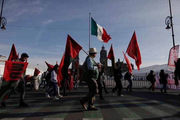 Mexiko Stadt, Protest von Feministinnen Feminists Demonstrate Outside The National Palace; Demand That The Mexican President Not Victimise Himself A group of people hold banners while demonstrating in the Zocalo in Mexico City. Mexico City Mexico City Mexico  Copyright: xGerardoxVieyrax originalFilename: vieyra-notitle230814_npsHi.jpg