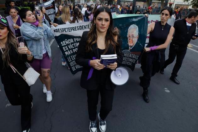Mexiko Stadt, Protest von Feministinnen Feminists Demonstrate Outside The National Palace; Demand That The Mexican President Not Victimise Himself Alessandra Rojo De la Vega, activist, various feminist collectives and relatives of victims of feminicide, are demonstrating near the National Palace in Mexico City, in an attempt to deliver two books on feminism and explain to the president of Mexico, Andres Manuel Lopez Obrador, what political gender violence is, and to demand that he does not victimise himself after criticisms of the president by the opposition, What is gender-based political violence and demand that he does not victimise himself after the criticism of the president by women from the opposition, since, they say, it is women who suffer daily from different types of v  Copyright: xGerardoxVieyrax originalFilename: vieyra-notitle230814_npBT7.jpg