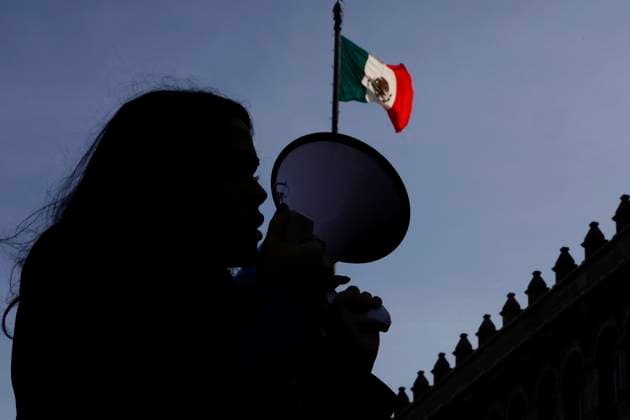 Mexiko Stadt, Protest von Feministinnen Feminists Demonstrate Outside The National Palace; Demand That The Mexican President Not Victimise Himself Backlight by Alessandra Rojo De la Vega, activist, accompanied by various feminist collectives and relatives of victims of feminicide, demonstrates outside the National Palace in Mexico City, in an attempt to deliver two books on feminism and to explain to the President of Mexico, Andres Manuel Lopez Obrador, what political gender violence is, and to demand that he not victimise himself after criticisms of the President by the opposition, What is gender-based political violence and demand that he does not victimise himself after the criticism of the president by women from the opposition, since, they say, it is women who suffer daily f  Copyright: xGerardoxVieyrax originalFilename: vieyra-notitle230814_npMRP.jpg