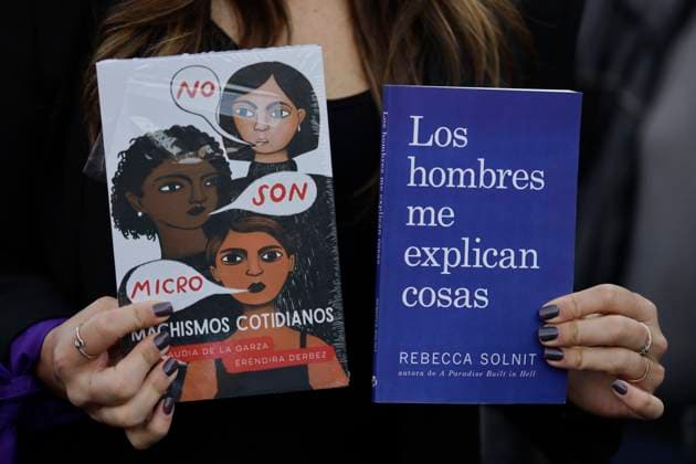 Mexiko Stadt, Protest von Feministinnen Feminists Demonstrate Outside The National Palace; Demand That The Mexican President Not Victimise Himself Alessandra Rojo De la Vega, activist, accompanied by various feminist collectives and relatives of victims of feminicide, demonstrates outside the National Palace in Mexico City, in an attempt to deliver two books on feminism and to explain to the president of Mexico, Andres Manuel Lopez Obrador, What is gender-based political violence and demand that he does not victimise himself after the criticism of the president by women from the opposition, since, they say, it is women who suffer daily from different types of violence such as physical, psychological, symbolic, sexual, patrimonial, economic or feminicide violence, unlike men.  Copyright: xGerardoxVieyrax originalFilename: vieyra-notitle230814_npYUx.jpg