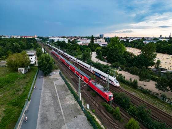 Ein Regionalzug der Deutsche Bahn und ein ICE auf den Gleisen der Nord-Süd-Fernbahn - Luftaufnahme vom Gleisdreieck Park in Berlin am 14. August 2023. Gleisdreieck Park *** A regional train of the Deutsche Bahn and an ICE on the tracks of the north south long-distance railroad aerial photograph of the Gleisdreieck Park in Berlin on 14 August 2023 Gleisdreieck Park