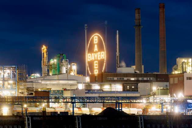 Das Logo des Pharmakonzerns Bayer am Standort des Konzerns am Rheinufer bei Leverkusen. Der Leverkusener Chemiekonzern Bayer AG hat im zweiten Quartal einen Milliardenverlust verbucht - unter anderem im Zusammenhang mit dem Unkrautvernichter Glyphosat. Das Mittel ist nur noch bis Dezember in der EU zugelassen. Kritiker warnen seit langem, Glyphosat könne krebserregend sein. (Themenbild, Symbolbild) Leverkusen, 13.08.2023 NRW Deutschland *** The logo of the pharmaceutical company Bayer at the site of the company on the banks of the Rhine near Leverkusen The Leverkusen-based chemical company Bayer AG posted a loss of billions in the second quarter in connection with, among other things, the weed killer glyphosate The agent is only approved i Copyright: xChristophxHardtx