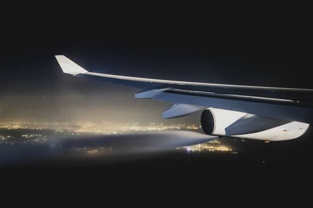 Bilder des Jahres 2023, News 08 August News Themen der Woche KW33 News Bilder des Tages Kerosin wird abgelassen nach einem erneuten Problem mit den Landeklappen des Regierungsflugzeugs A340 nach Rueckkehr in Richtung Abu Dhabi, 15.08.2023. Durch einen unplanmaessigen Stopp in Abu Dhabi aufgrund eines technischen Problems an den Landeklappen des Flugzeugs verzoegerte sich die Weiterreise bereits um einen Tag. Das Flugzeug sollte Aussenministerin Baerbock zu einer mehrtaegigen Delegationsreise nach Australien, Neuseeland und Fidschi bringen. Abu Dhabi Vereinigte Arabische Emirate *** Jet fuel is drained after another problem with the landing flaps of the government plane A340 after returning to Abu Dhabi, 15 08 2023 Due to an unscheduled stop in Abu Dhabi caused by a technical problem with the landing flaps of the plane, the on Copyright: xFlorianxGaertnerx