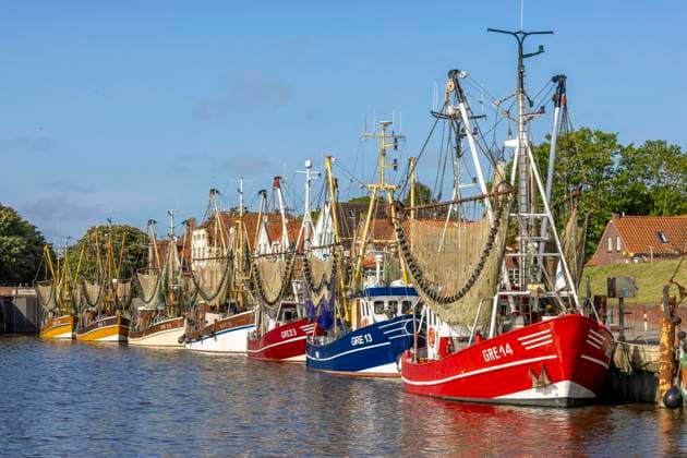  Krabbenkutter mit Krabben Fangnetz im Hafen von Greetsiel, Greetsiel, Ostfriesland, Nordsee, Niedersachsen, Deutschland, Europa *** Crab cutter with Crabs Fishing net at Port from Greetsiel, Greetsiel, East Frisia, North Sea, Lower Saxony, Germany, Europe Copyright: imageBROKER/StanislavxBelicka ibxbsb09500140.jpg
