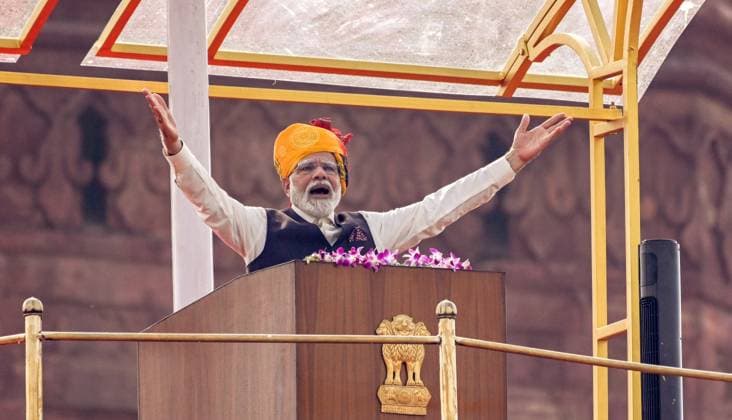 News Themen der Woche KW33 News Bilder des Tages NEW DELHI, INDIA AUGUST 15: Prime Minister Narendra Modi addresses the nation from the historic Red Fort on the occasion of the 77th Independence Day on August 15, 2023 in New Delhi, India. Narendra Modi said that India helped different countries during the time of crisis and that India has emerged as a Vishwa Mitra (friend of the world). He said the world is going to be influenced by technology and even developed countries are willing to learn about the success of Digital India. He said the government is working on a new scheme to push technology in the agriculture sector, under which thousands of self-help group s women will be trained and equipped with drones. He said that the youth of the nation have huge capability and the govern