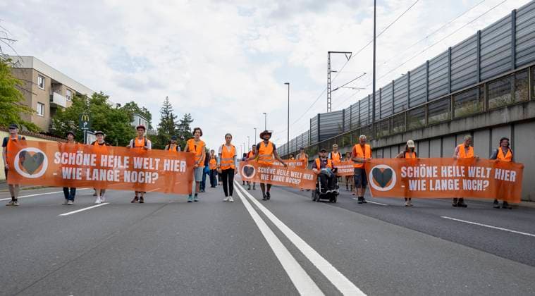Bilder des Jahres 2023, News 08 August News Themen der Woche KW33 News Bilder des Tages Die Letzte Generation blockiert Bundesstraße B 19 in Würzburg, am 15.8.2023 *** The Last Generation blocks federal highway B 19 in Würzburg, on 15 8 2023 Copyright: HMBxMedia xHeikoxBecker
