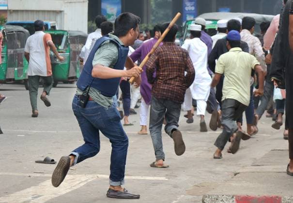News Themen der Woche KW33 News Bilder des Tages August 15, 2023, Chittagong, Dampara, Bangladesh: August 15, 2023. Chittagong, Bangladesh : Jamaat-Shibir clashed with the police over the funeral of Jamaat leader Delawar Hossain Saeedee in the premises of Jamiatul Falah Mosque in Dampara, Chittagong.................Some Jamaat-Shibir activists were injured in police charges and some policemen were injured in brick pelting. The police chased and arrested at least 40 supporters of Jamaat-Shibir.................Jamaat leader Delawar Hossain Sayedi died last night while undergoing treatment in the hospital.................Delawar Hossain Sayedi was imprisoned in Kashimpur Central Jail in Gazipur for a long time after receiving life imprisonment for crimes against humanity in 1971. Chittagon - ZUMAs308 20230815_zip_s308_014 Copyright: xMohammedxShajahanx