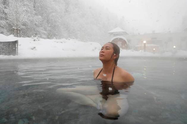 IMAGO Creative, Jahreszeit Winter, Wellness im Spa Saint-Gervais Mont-Blanc thermal spa Saint-Gervais Mont-Blanc thermal spa. Woman enjoying spa and wellness treatment in winter. France. Copyright: xGODONGx xBSIPx 016757_073 Bsip_016757_073