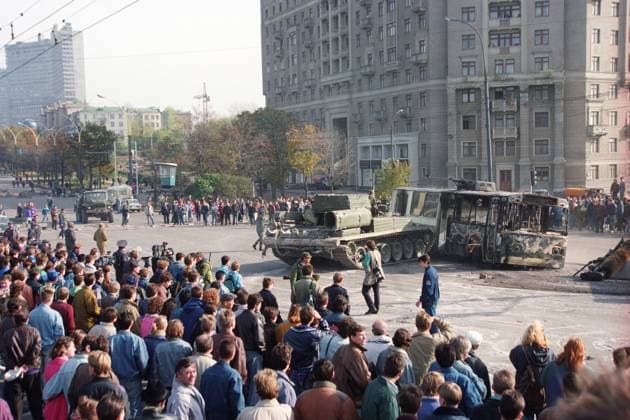 Moscow, Russia. A tank of a military unit that sided with the Russian President demolishes barricades built by supporters of the Russian Parliament on Free Russia Square during the escalating confrontation between the Supreme Soviet of the Russian Federation and Russian President Boris Yeltsin. Igor Zotin TASS  1243781