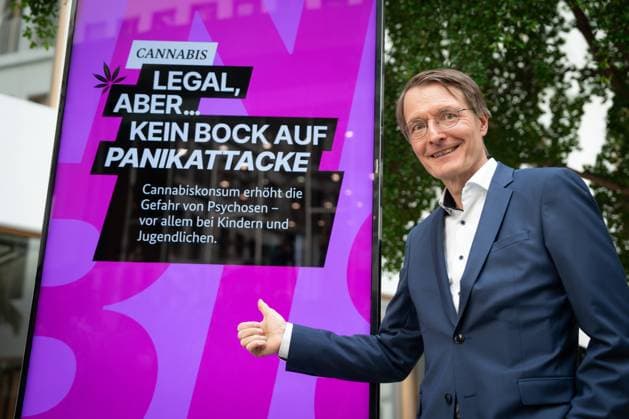 Bilder des Jahres 2023, News 08 August News Themen der Woche KW33 News Bilder des Tages Bundespressekonferenz mit dem Bundesgesundheitsminister zum Thema Cannabis-Gesetz I Prof. Dr. Karl Lauterbach der Bundesgesundheitminister im Portrait vor der Kampagne zum Cannabis im Vorfeld der Bundespressekonferenz zum Thema Cannabis-Gesetz I , Berlin , 16.08.2023 Berlin Berlin Deutschland *** Federal Press Conference with the Federal Minister of Health on Cannabis Law I Prof Dr Karl Lauterbach the Federal Minister of Health in portrait before the campaign on cannabis in advance of the Federal Press Conference on Cannabis Law I , Berlin , 16 08 2023 Berlin Berlin Germany