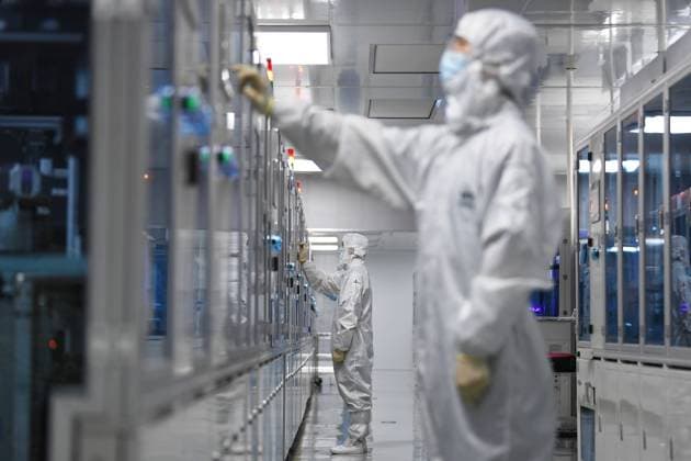 China Electronic Information Manufacturing Industry GUIYANG, CHINA - AUGUST 16, 2023 - A technician sets the parameters of an automated production line in Guiyang, Guizhou province, China, Aug. 16, 2023. Guiyang Guizhou China  Copyright: xCFOTOx originalFilename: cfoto-chinaele230816_npFcc.jpg