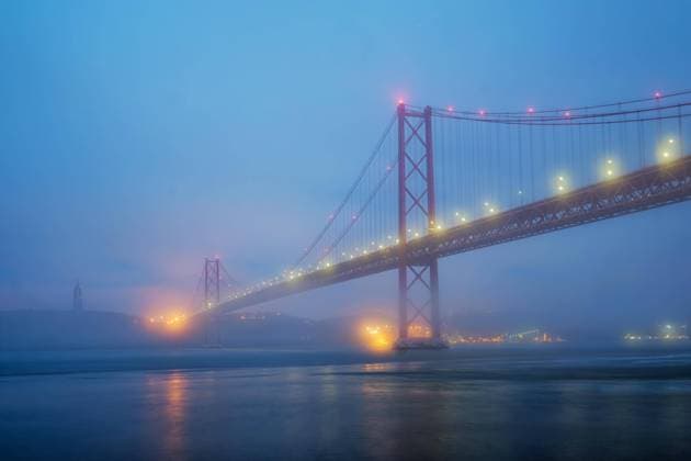 IMAGO Creative: Herbst, Mystische Stimmung Blick auf die Brücke 25 de Abril, das berühmte touristische Wahrzeichen Lissabons, die Lisboa und Almada verbindet, im dichten Nebel mit darunter durchfahrenden Booten. Lissabon, Portugal, Europa *** View at the Bridge 25 de Abril, the famous tourist Landmark Lisbons, the Lisboa and Almada connects, at seal Fog with including durchfahrenden Boating Lisbon, Portugal, Europe Copyright: imageBROKER DmitryxRukhlenko ibxdmr09501891.jpg