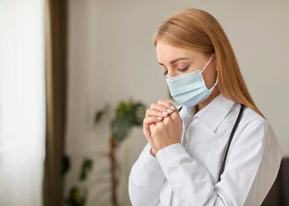 Seitenansicht covid Recovery Center Ärztin mit Stethoskop medizinische Maske beten *** Side view covid recovery Center Doctor with Stethoscope medical Mask pray Copyright: imageBROKER/OleksandrxLatkun ibxole09464166.jpg ,model released, Symbolfoto ,property released 