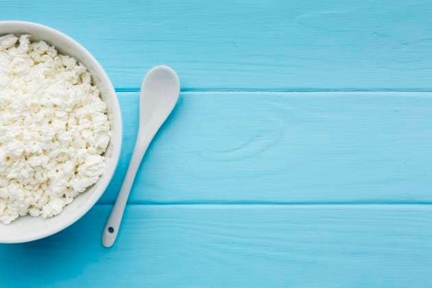 Draufsicht Bio Hüttenkäse mit Kopierraum *** Top view Bio Cottage cheese with Kopierraum Copyright: imageBROKER OleksandrxLatkun ibxole09465454.jpg