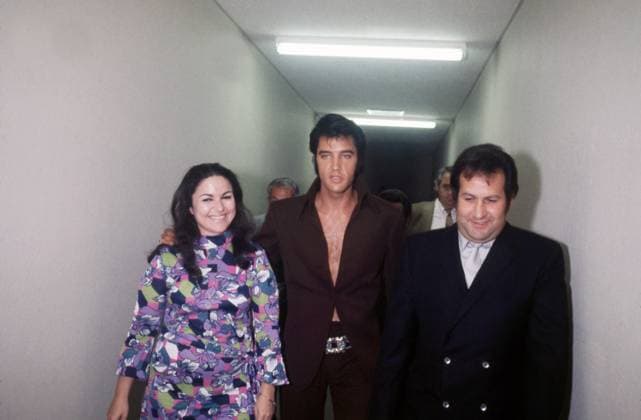 Elvis Presley wearing black jacket, walking with 2 unknown people, circa 1970s. Photo: Oscar Abolafia Everett Collection (elvispresley005)OSAB001 J4731 PUBLICATIONXNOTxINxCANxCHNxFRAxITAxJPNxNORxPOLxRUSxESPxUKxUSA Copyright: xx OSAB001 J4731 OSAB001_J4731_H