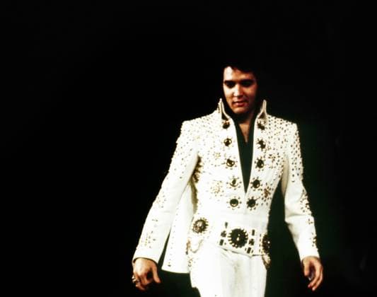 Elvis Presley wearing one of his iconic white embellished jumpsuits performing on stage, 1970s. Photo: Oscar Abolafia Everett Collection (elvispresley022)OSAB001 J4864 PUBLICATIONXNOTxINxCANxCHNxFRAxITAxJPNxNORxPOLxRUSxESPxUKxUSA Copyright: xx OSAB001 J4864 OSAB001_J4864_H