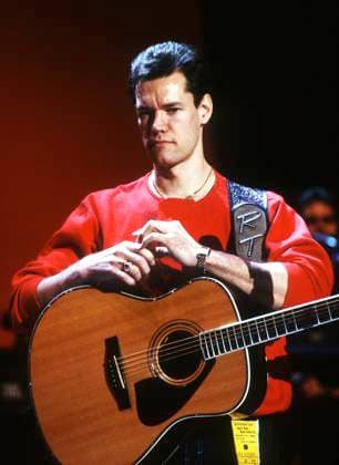 Randy Travis rehearsing at the American Music Awards, 1989. ph: Ron Wolfson Everett Collection (Randy Travis 8)RWFA004 UW122 PUBLICATIONXNOTxINxCANxCHNxFRAxITAxJPNxNORxPOLxRUSxESPxUKxUSA Copyright: xx RWFA004 UW122 RWFA004_UW122_H