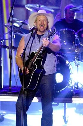 Toby Keith Performing at the ACM Awards, 2001. ph: Ron Wolfson Everett Collection (Toby Keith)RWFA004 UW320 PUBLICATIONXNOTxINxCANxCHNxFRAxITAxJPNxNORxPOLxRUSxESPxUKxUSA Copyright: xx RWFA004 UW320 RWFA004_UW320_H