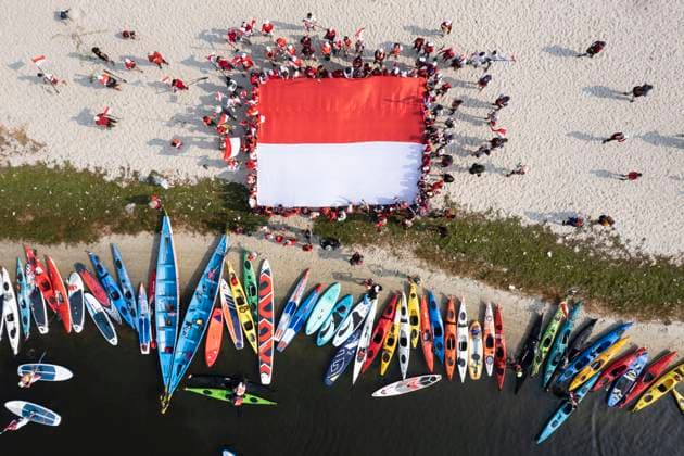Bilder des Jahres 2023, News 08 August News Themen der Woche KW33 News Bilder des Tages (230817) -- JAKARTA, Aug. 17, 2023 -- This aerial photo taken on Aug. 17, 2023 shows people unfurling the national flag of Indonesia during the 78th Independence Day celebration in Jakarta, Indonesia. ) INDONESIA-JAKARTA-INDEPENDENCE DAY-CELEBRATION VerixSanovri 