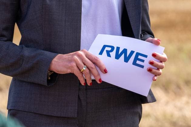 Symbolbild Logo des Energieversorgers RWE Symbolbild Logo des Energieversorgers RWE auf Moderationskarten einer Frau *** Symbol image Logo of the energy supplier RWE Symbol image Logo of the energy supplier RWE on moderation cards of a woman