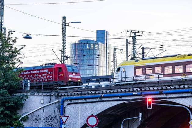Züge am Hauptbahnhof Stuttgart, Bankgebäude der Landesbank Baden-Württemberg LBBW. 17.08.2023: Stuttgart, Baden-Württemberg, Deutschland, Europa *** Trains at Stuttgart main station, Landesbank Baden Württemberg LBBW bank building 17 08 2023 Stuttgart, Baden Württemberg, Germany, Europe