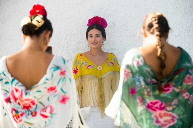 News Themen der Woche KW33 News Bilder des Tages Spanien, Feria de Malaga August 17, 2023, Malaga, Spain: A woman wearing a flamenco dress is seen posing for a photo as she takes part in the 2023 Malaga Fair. Thousands of people gathered in the city s main streets to take part in the Malaga Fair in a festive atmosphere. Over the course of a week, thousands of tourists and locals will enjoy the concerts, flamenco dancing in the streets and other activities such as the bullfighting fair and horse shows. Malaga Spain - ZUMAs197 20230817_aab_s197_079 Copyright: xJesusxMeridax