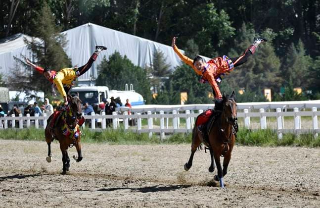 News Themen der Woche KW33 LHASA, CHINA - AUGUST 17: Riders demonstrate their equestrian skills during the traditional Shoton Festival on August 17, 2023 in Lhasa, Tibet Autonomous Region of China.  Copyright: xChinaxNewsxServicex 111449960239