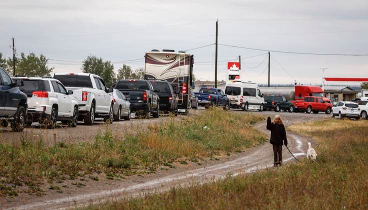 Waldbrände in Kanada August 17, 2023, Fort Providence, NT, CANADA: Vehicles line-up for fuel at Fort Providence, N.W.T., on the only road south from Yellowknife, Thursday, Aug. 17, 2023. Fort Providence CANADA  - ZUMAc35_ 20230817_zaf_c35_110 Copyright: xJeffxMcintoshx
